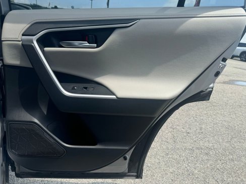 Used 2019 Toyota RAV4 Limited image 19
