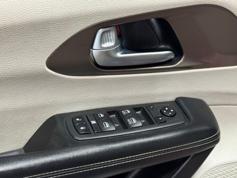 Used 2021 Chrysler Voyager Lxi image 10
