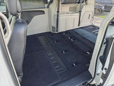 Used 2011 Chrysler Town & Country Touring-L image 28
