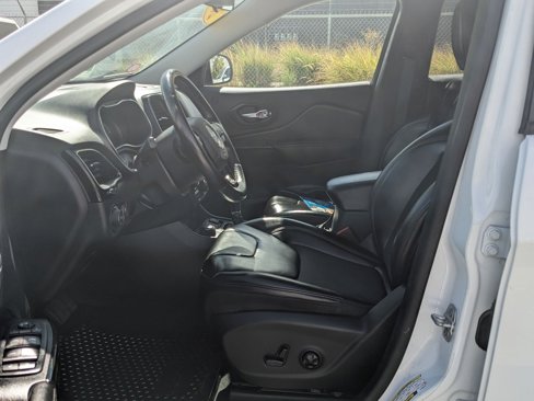 Used 2019 Jeep Cherokee Latitude Plus image 16