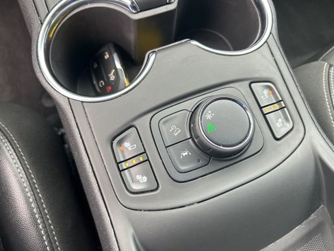 Used 2024 GMC Terrain SLT image 24