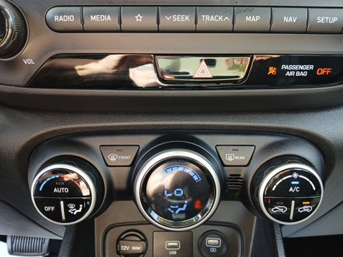 Used 2021 Hyundai Venue SEL w/ Premium Package image 19