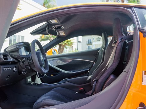 Used 2025 McLaren Artura image 8