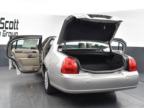 Used 2005 Lincoln Town Car Signature image 35