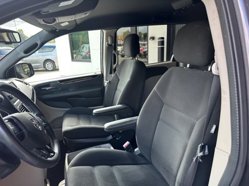 Used 2016 Dodge Grand Caravan SE image 10