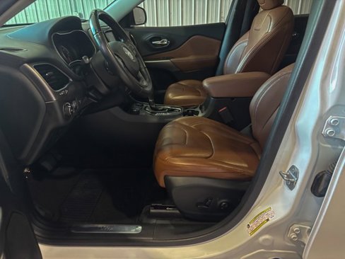 Used 2019 Jeep Cherokee Overland w/ Technology Group image 18