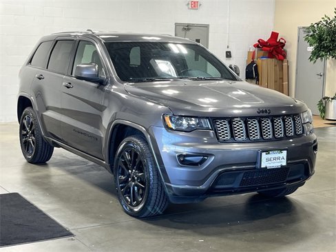 Used 2017 Jeep Grand Cherokee Altitude image 3