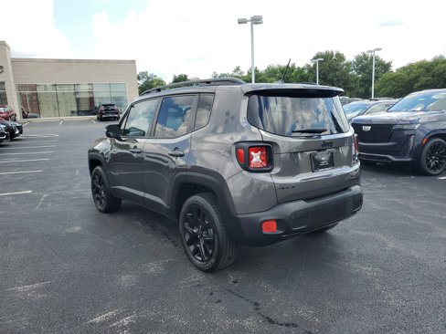 Used 2016 Jeep Renegade Latitude image 2