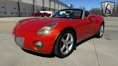Used 2009 Pontiac Solstice Convertible w/ Preferred Package image 2