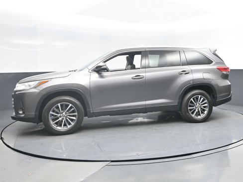 Used 2019 Toyota Highlander XLE image 3