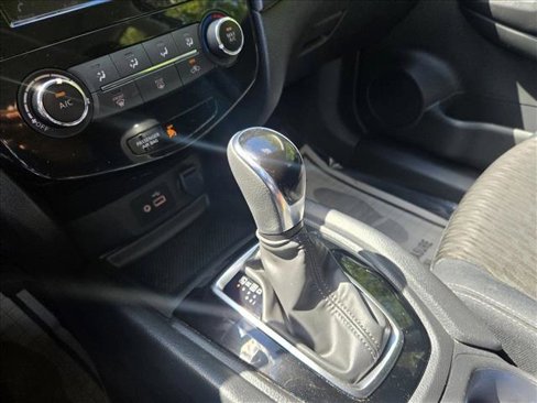 Used 2018 Nissan Rogue S image 19