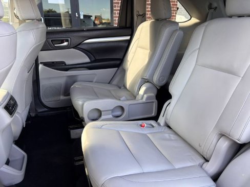 Used 2015 Toyota Highlander XLE image 26