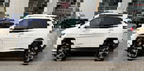 Used 2019 Jeep Cherokee Limited image 2