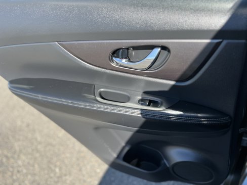 Used 2015 Nissan Rogue S image 16