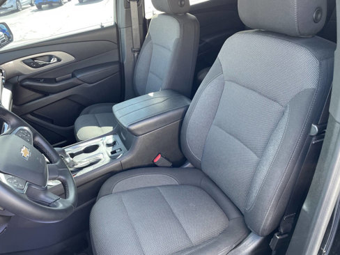 Used 2023 Chevrolet Traverse LT w/ Rear Camera Mirror Package image 3