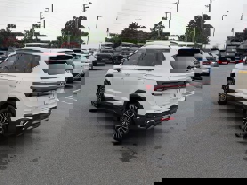 New 2025 Volkswagen Taos SE image 5