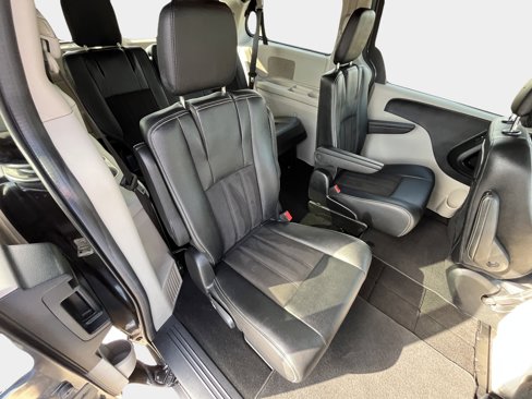 Used 2020 Dodge Grand Caravan SXT image 15