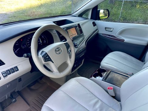 Used 2014 Toyota Sienna XLE image 11