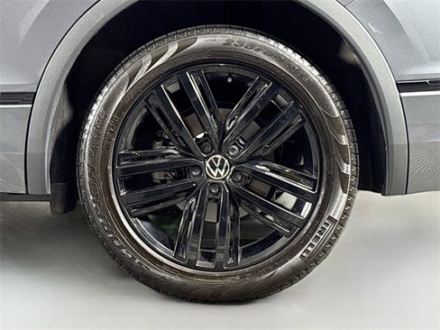 Certified 2022 Volkswagen Tiguan SE R-Line image 31