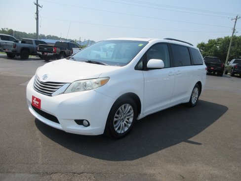 Used 2013 Toyota Sienna XLE image 9