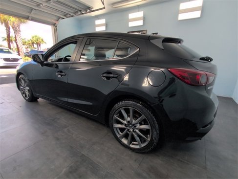 Used 2018 MAZDA MAZDA3 Grand Touring image 10