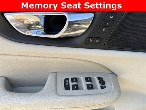 Used 2019 Volvo S60 T6 Momentum w/ Multimedia Package image 28