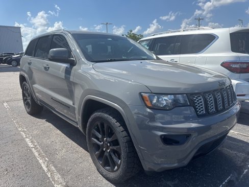 Used 2020 Jeep Grand Cherokee Altitude image 3