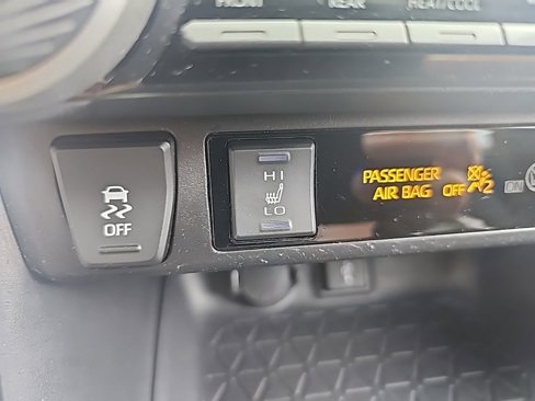 Used 2020 Toyota RAV4 XLE image 32
