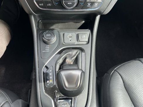 Used 2019 Jeep Cherokee Limited w/ Luxury Group image 25