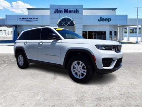 Used 2023 Jeep Grand Cherokee Laredo image 1