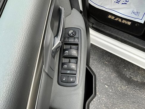 Used 2015 RAM 1500 SLT image 15