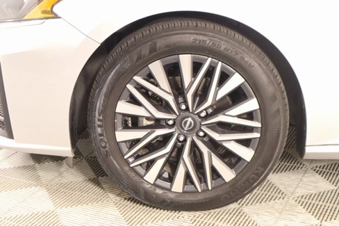 Used 2024 Nissan Altima 2.5 SV image 16