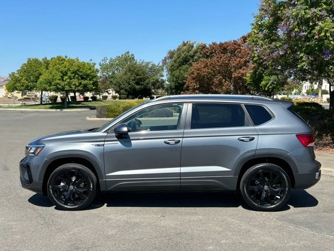 Used 2024 Volkswagen Taos SE image 2