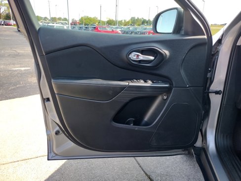 Used 2016 Jeep Cherokee Sport image 19