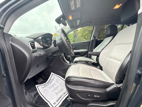 Used 2022 Chevrolet Trax LT w/ Premium Seat Package image 23