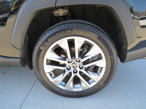 Used 2021 Toyota RAV4 XLE Premium image 11
