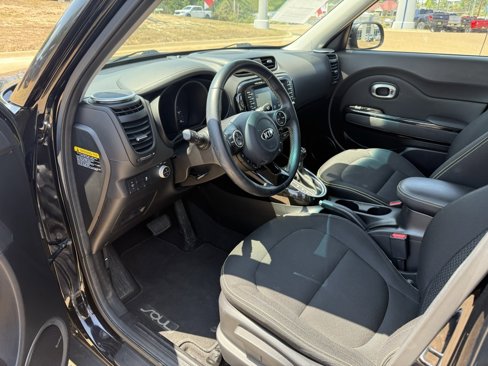 Used 2016 Kia Soul + image 11