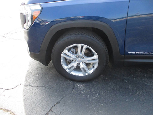 Used 2023 GMC Terrain SLE w/ Driver Convenience Package image 14