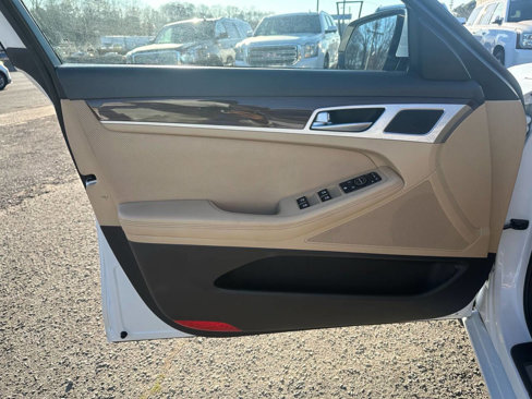Used 2015 Hyundai Genesis 3.8 image 8