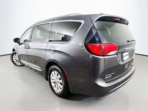 Used 2019 Chrysler Pacifica Touring-L image 5