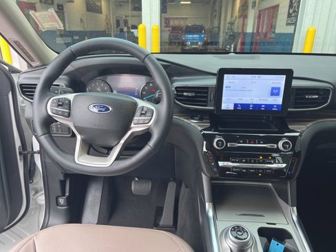 Used 2022 Ford Explorer Limited w/ Equipment Group 301A image 14