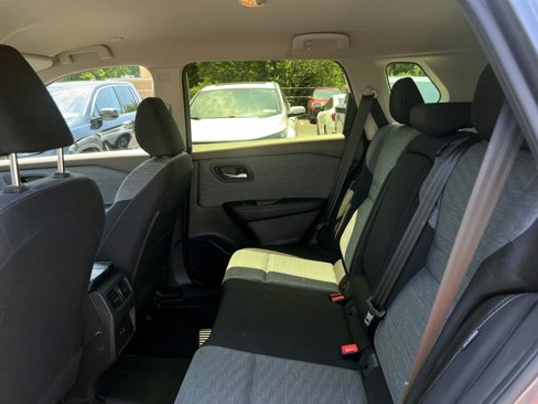 Used 2023 Nissan Rogue SV image 9
