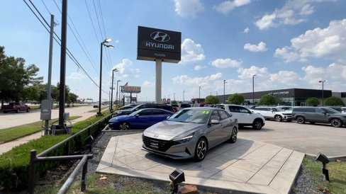 Used 2023 Hyundai Elantra SEL w/ Convenience Package image 9