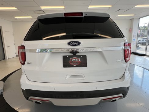 Used 2017 Ford Explorer XLT image 6