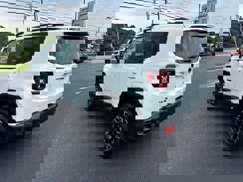 Used 2023 Jeep Renegade Latitude w/ Sun/Sound Group image 5