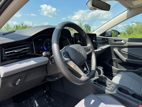 Used 2025 Volkswagen Jetta SE image 4