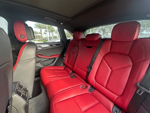 Used 2025 Porsche Macan image 28