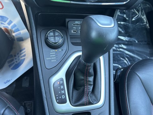 Used 2017 Jeep Cherokee Trailhawk w/ Cold Weather Group image 27