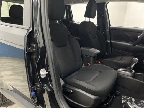 Used 2023 Jeep Renegade Latitude image 29