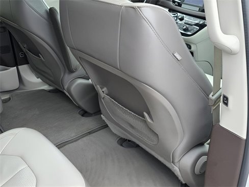 Used 2018 Chrysler Pacifica Touring-L image 33